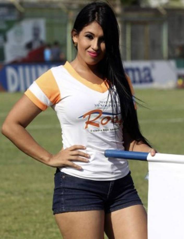 La bella Jasmine Ortiz posando en la cancha del estadio Yankel Rosenthal previo al partido del Marathón contra el Juticalpa FC.