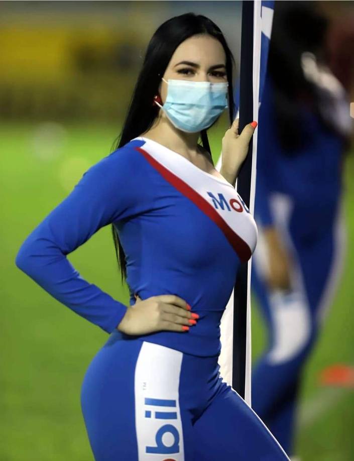 En el césped del Morazán también estuvieron las bellas edecanes que trabajan para las marcas patrocinadoras del Real España.