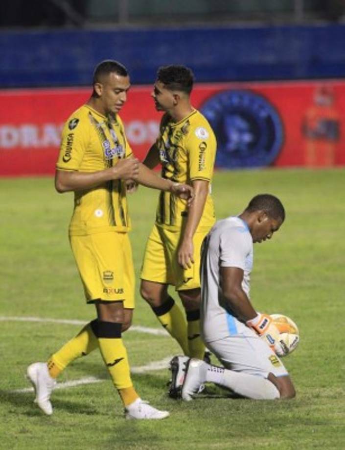 Los jugadores del Real España, Devron García, Jhow Benavídez y Luis 'Buba' López, cabizbajos tras el final del partido ante Motagua. El empate los aleja de la pentagonal.