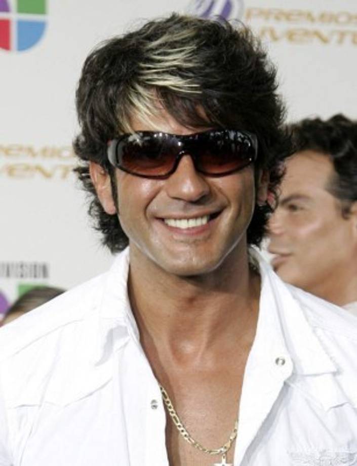 Para desventura de Larios, el disco no hizo el menor ruido y su carrera como cantante nunca despegó, todo parecía gris para el actor.