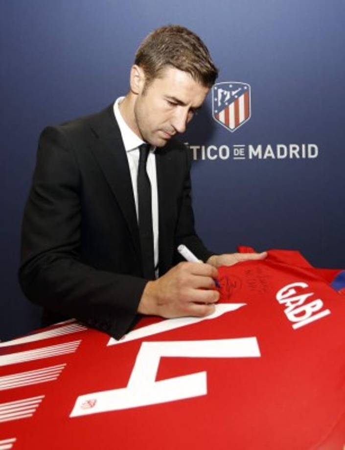 'Gabi' Fernández se despidió del Atlético de Madrid en una emotiva conferencia de prensa. El futbolista rojiblanco ha decidido dejar la disciplina colchonera para marcharse al equipo qatarí Al-Sadd, club en el que también milita el ex del FC Barcelona Xavi Hernández. 'El escudo del Atlético lo tengo bordado en la piel', dijo.
