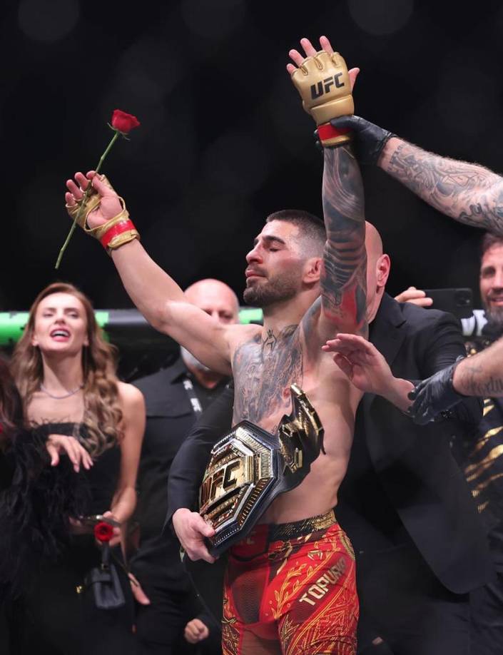 Topuria no dio opción al intento de Holloway, el luchador con más golpes definitivos y más victorias en la UFC, de recuperar el título cinco años después. Como en su asalto al cinturón, el hispano-georgiano entró cantando ‘La canción del mariachi’, aún con la letra en la boca en el ring. Con la luz verde, Topuria invitó a Holloway a quedarse en el centro del octógono pero no aceptó.