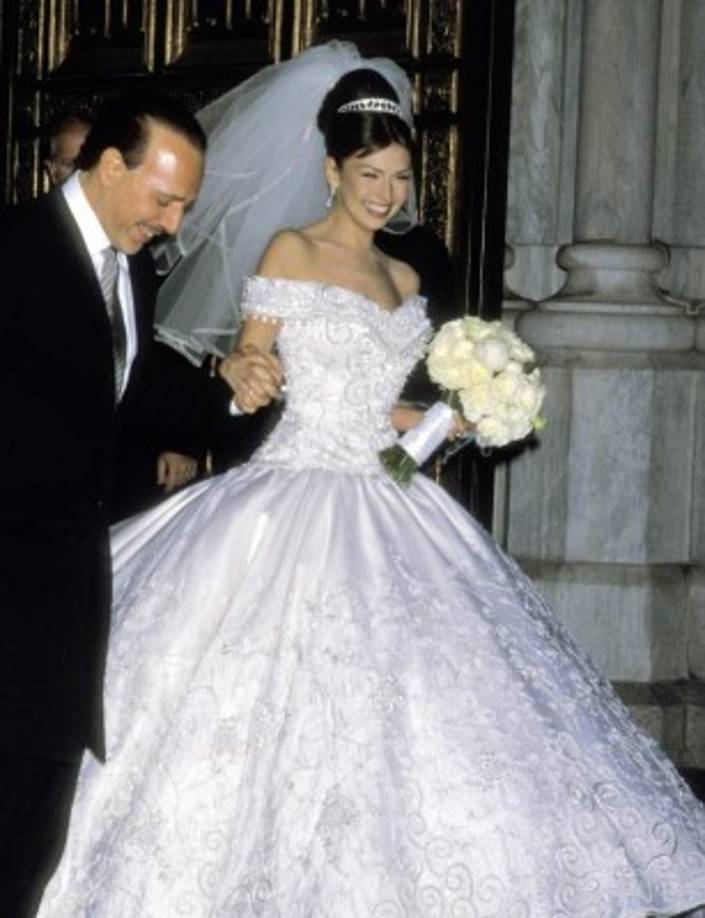 Se casa con Tommy Mottola<br/>Mientras grababa Rosalinda, en 1999, la estrella conoció, gracias a Emilio Estefan, a quien sería el amor de su vida: Tommy Mottola, quien en ese entonces era presidente de Sony Music, y en diciembre del año siguiente contrajo matrimonio con él en la Catedral de San Patricio de Nueva York. A la boda, que según la revista Time tuvo un costo aproximado de 3 millones de dólares, acudieron personalidades como Michael Jackson, Jennifer López, Juan Gabriel, Robert De Niro, Bruce Springsteen y Julio Iglesias, con el propio Estefan fungiendo como su padrino.<br/><br/>