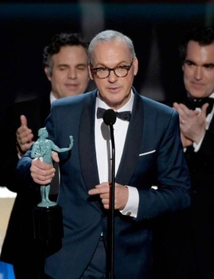 El actor Michael Keaton ganó al mejor elenco de una película por 'Spotlight'.