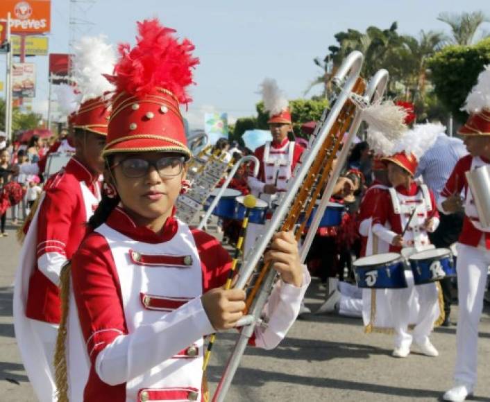 Cómo iban a faltar las bandas, al son de los tambores, los estudiantes de diversos colegios hicieron sus acrobacias.