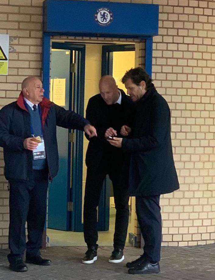Mateu Alemany y Jordi Cruyff, director de fútbol y director deportivo del FC Barcelona, respectivamente, sorprendieron al presentarse en el palco del Stamford Bridge para ver el Chelsea-Real Madrid. Su presencia en Londres, lógicamente, no se relacionó con el partido, sino con varios jugadores del club inglés que están en la agenda del equipo azulgrana.