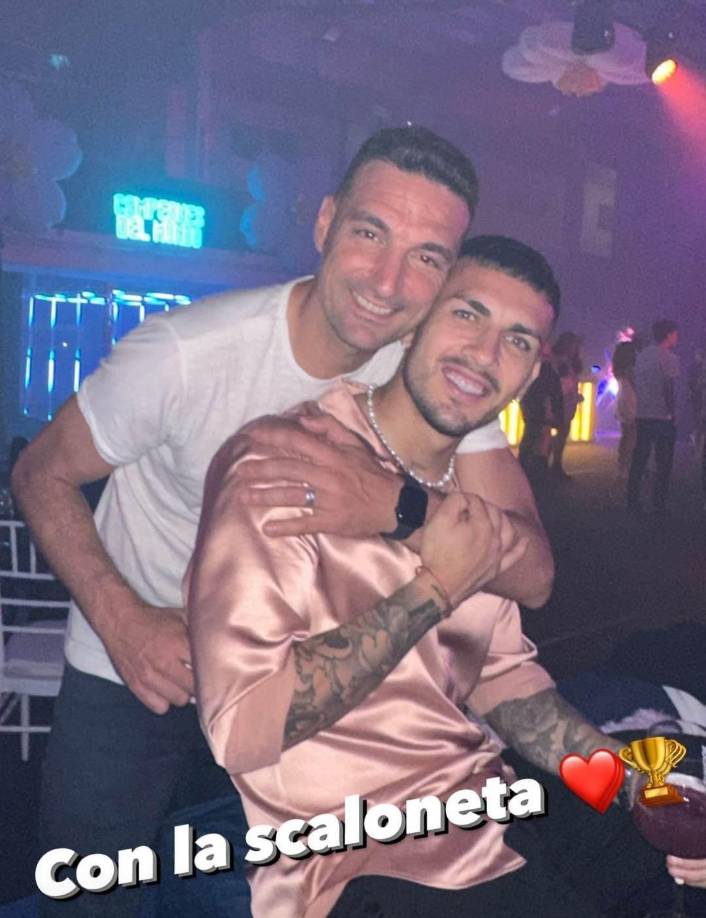 Leandro Paredes compartió esta fotografía con su entrenador Lionel Scaloni. La fiesta fue íntima y la pasaron a lo grande.
