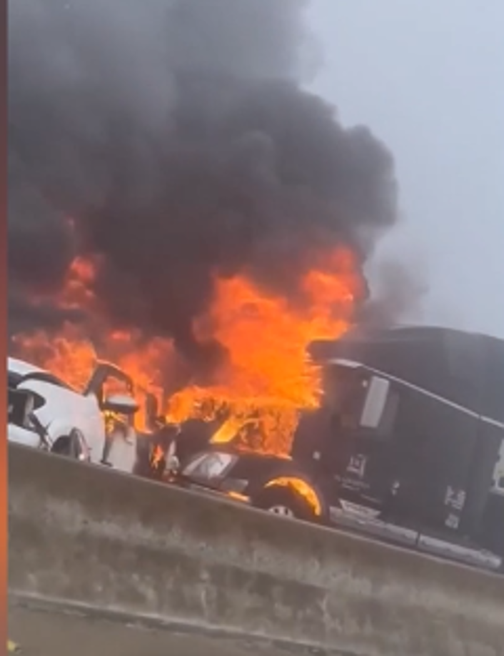 Algunos de los vehículos tomaron fuego en el lugar del accidente múltiple.