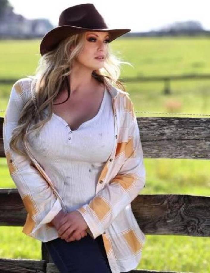 Cuando tenía 60 años, el futuro presidente estadounidense, que venía de tener un hijo con su esposa Melania, fue fotografiado de polo amarillo y gorra roja al lado de la despampanante Stormy Daniels -cuyo nombre real es Stephanie Clifford y que entonces tenía 27-.