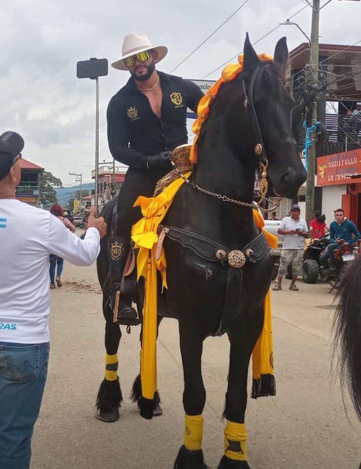 Para esta edición del desfile hípico, acompañó el experimentado jinete de Colón, Milton Chávez, quien fue sensación entre los asistentes.