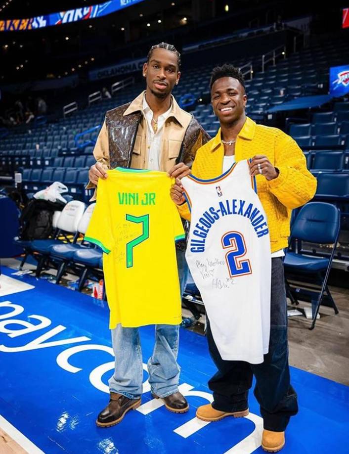 Otra foto más del brasileño en otra de sus visitas a un partido de la NBA. Aquí intercambió su camiseta con Gilgeus Alexander, jugador de los Oklahoma City Thunders.
