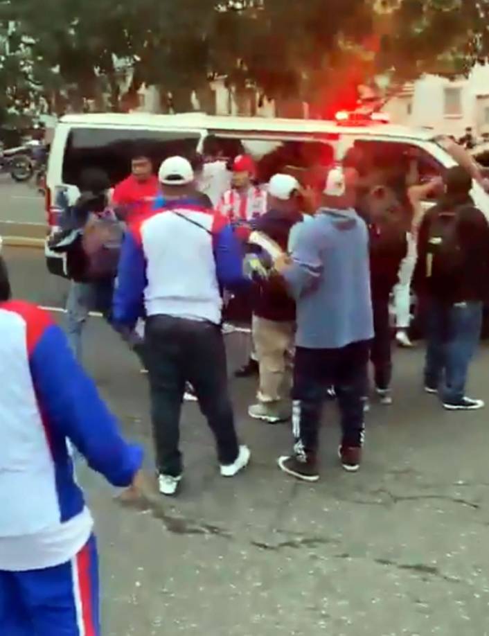 Bomberos guatemaltecos trasladaron a un aficionado herido por arma cortante y atendieron a varios por golpes con objetos contundentes.