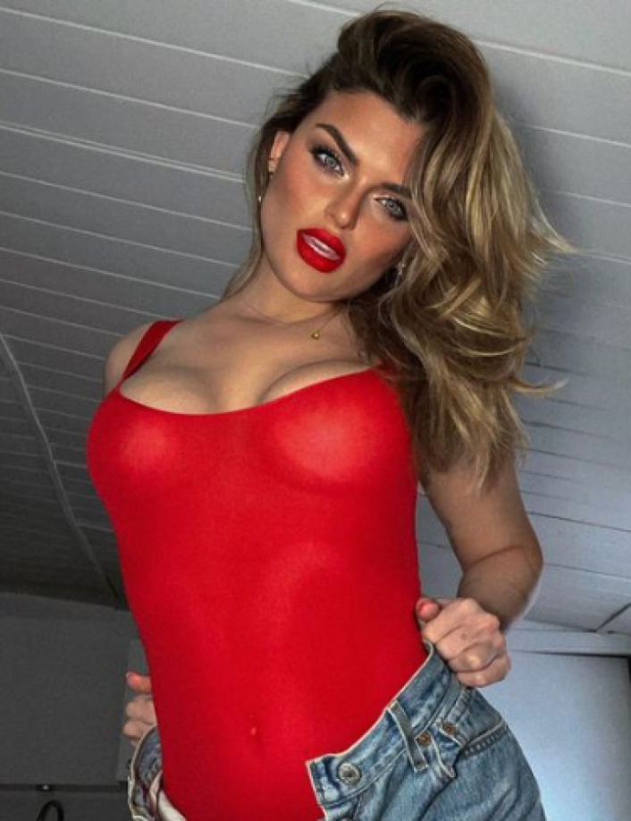 “Allí estábamos todas esperando a que vinieran los futbolistas, que ojalá no hubieran venido porque la fiesta estaba mejor sin ellos” y agregó: “Eran unos arrogantes y estúpidos como el 90% de los futbolistas”.