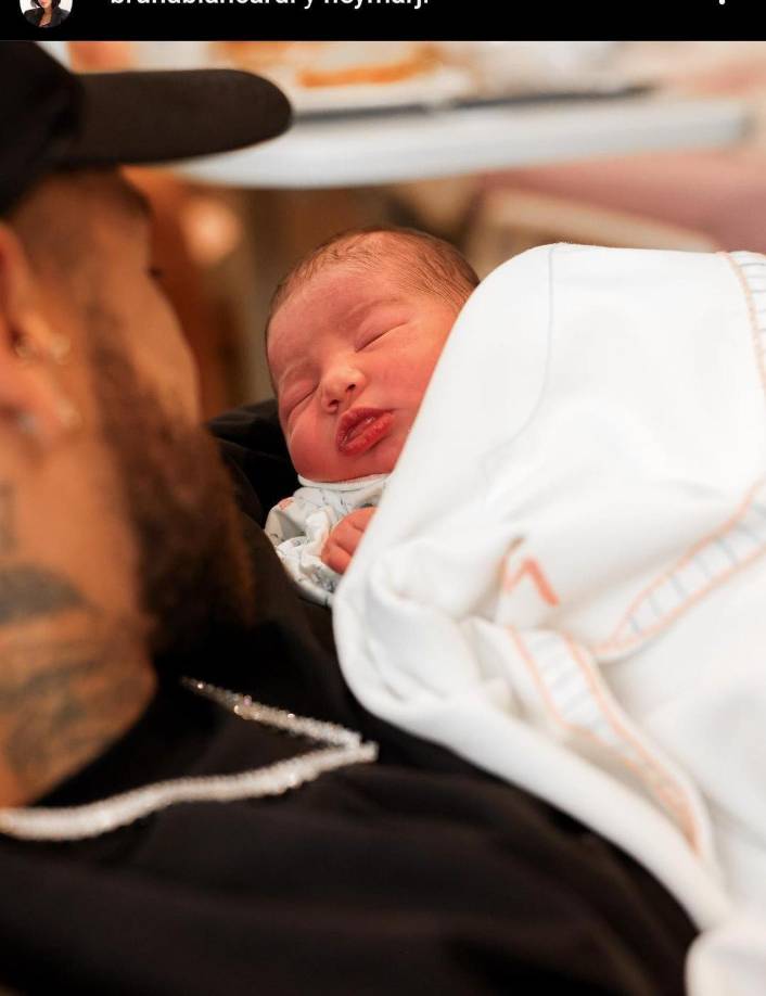 La pequeña nació en San Pablo, Brasil, mientras su padre se encontraba Arabia Saudí por sus responsabilidades laborales con su equipo, el Al Hilal. Pero rápidamente, viajó para estar junto a la niña en sus primeras horas de vida. 