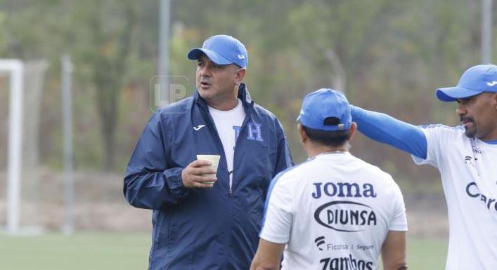 Cuestionan a Diego Vázquez tras convocar a futbolista de Liga Mayor: “Solo falta que la selección se convierta en equipo de barrio”