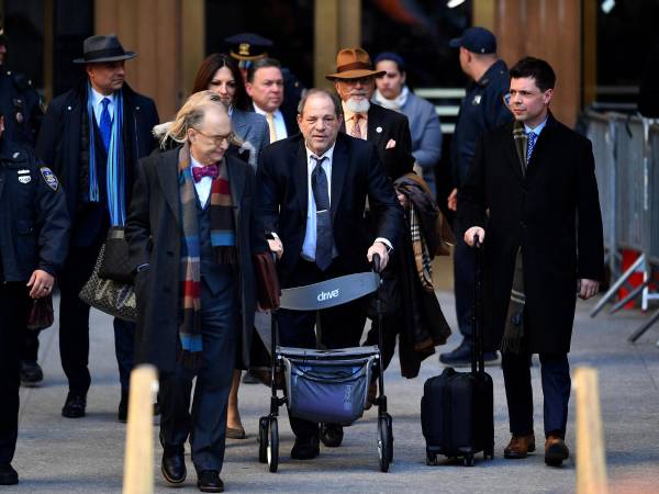 Harvey Weinstein enfrentará un nuevo juicio tras anularse la condena en su contra en Nueva York.