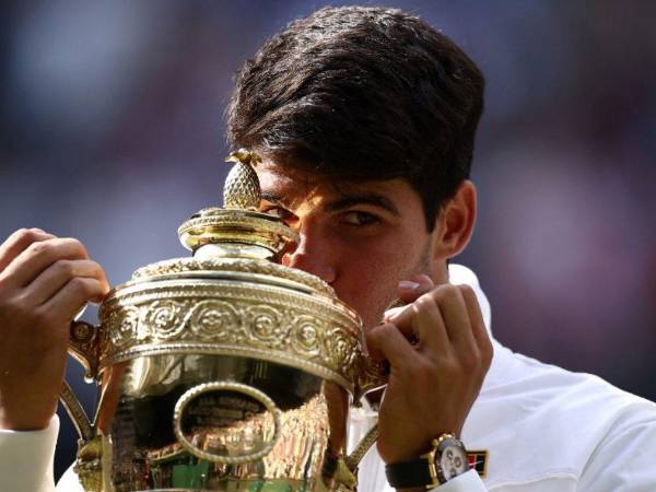 Momento donde Alcaraz besa el trofeo conquistado tras vencer a Djokovic en la final de Wimbledon.