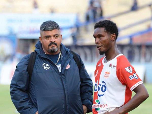 Luis Cruz acudió al estadio para ver el Vida vs Motagua que finalizó con derrota de 1-2 de los rojos ante los azules.