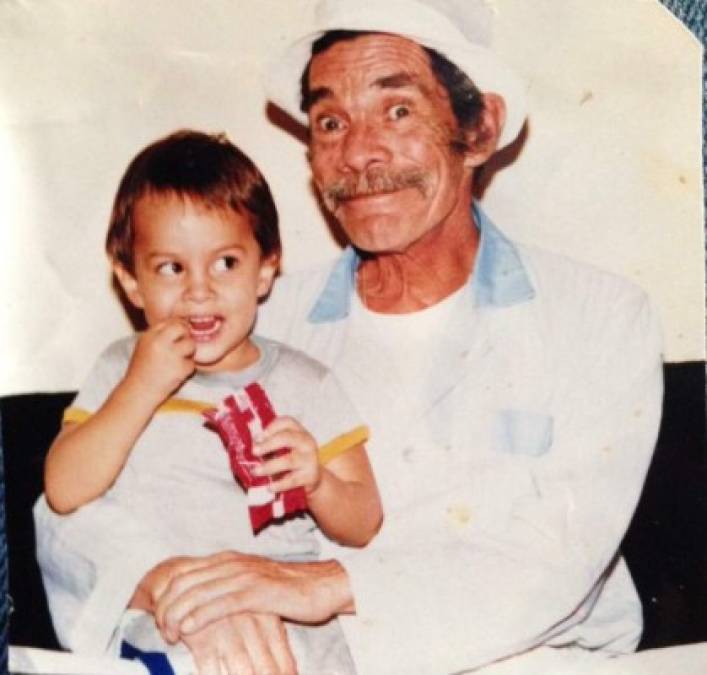 En esta imagen aparece 'Don Ramon' acompañado de su pequeño nieto Miguel Valdés, mismo que ahora se encarga de seguir compartiendo el legado de su abuelo.