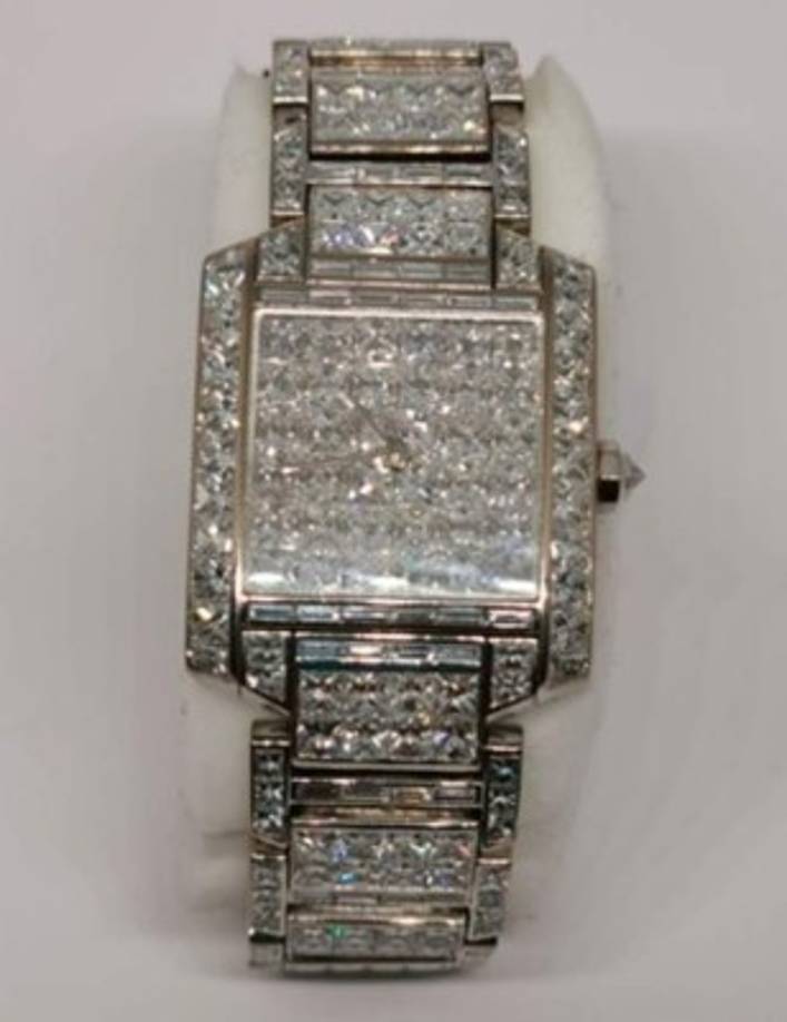 Entre los objetos a la venta también se encuentran objetos como un encendedor de oro amarillo, gemelos de oro y plata, un reloj con la imagen de Cristo en colores llamativos o un collar de oro también con la imagen de cristo, esta vez crucificado sobre un ancla y un timón.