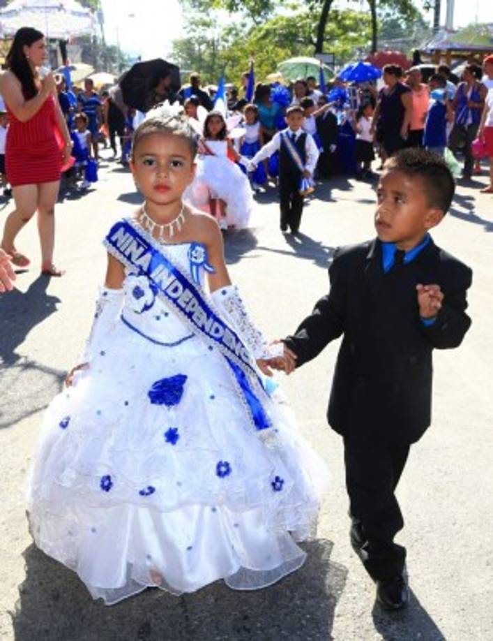 Aunque el calor es intenso, muchos niños lucieron trajes reina o saco y corbata.