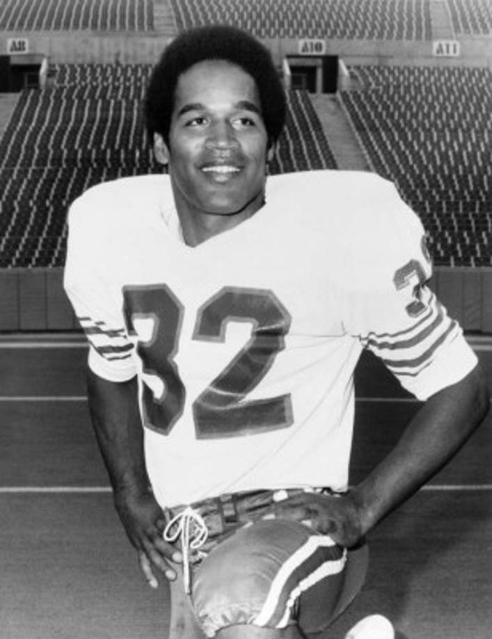 OJ Simpson. Tuvo una fenomenal carrera en el fútbol americano en los años 70, donde se destacó por su velocidad. Gracias a su destacada carrera fue incluido en el Salón de la Fama de la NFL. Luego incursionó en el cine en la trilogía de “La pistola desnuda”, con Leslie Nielsen.