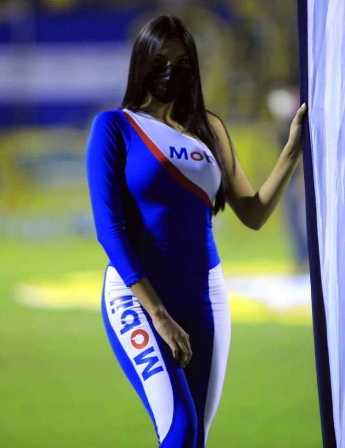 Las edecanes también fueron sensación en el estadio Morazán.