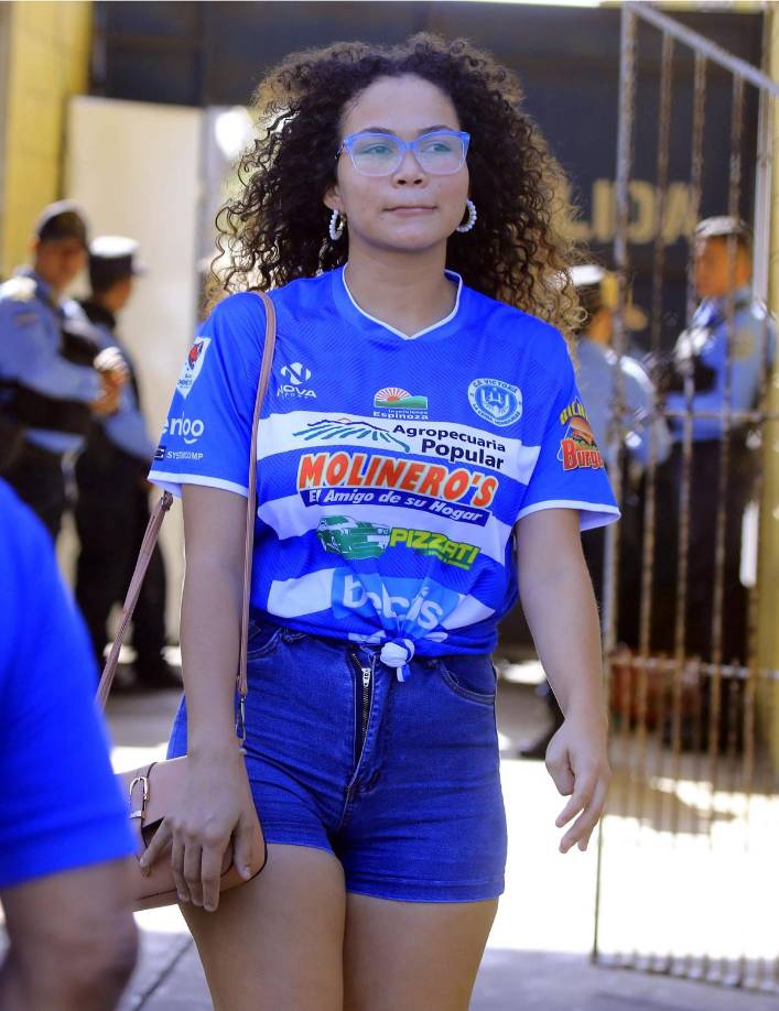 Otra guapa aficionada del Victoria que llegó al estadio Ceibeño.
