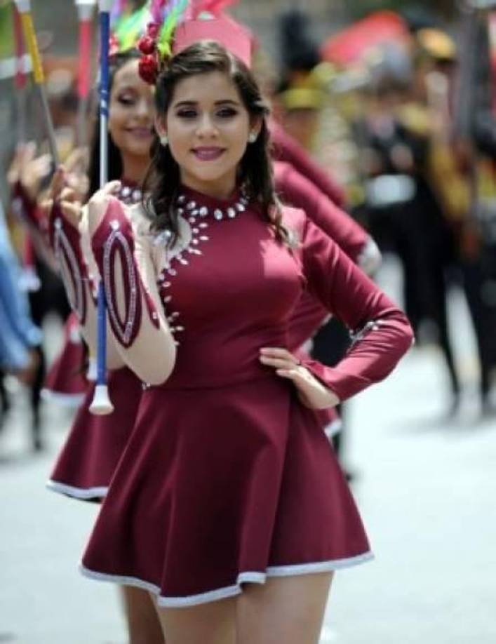 Dayana Araujo, se convirtió en una de las jóvenes más hermosas en el 2019 al representar con mucho orgullo al Instituto del Bosque School de Tegucigalpa.