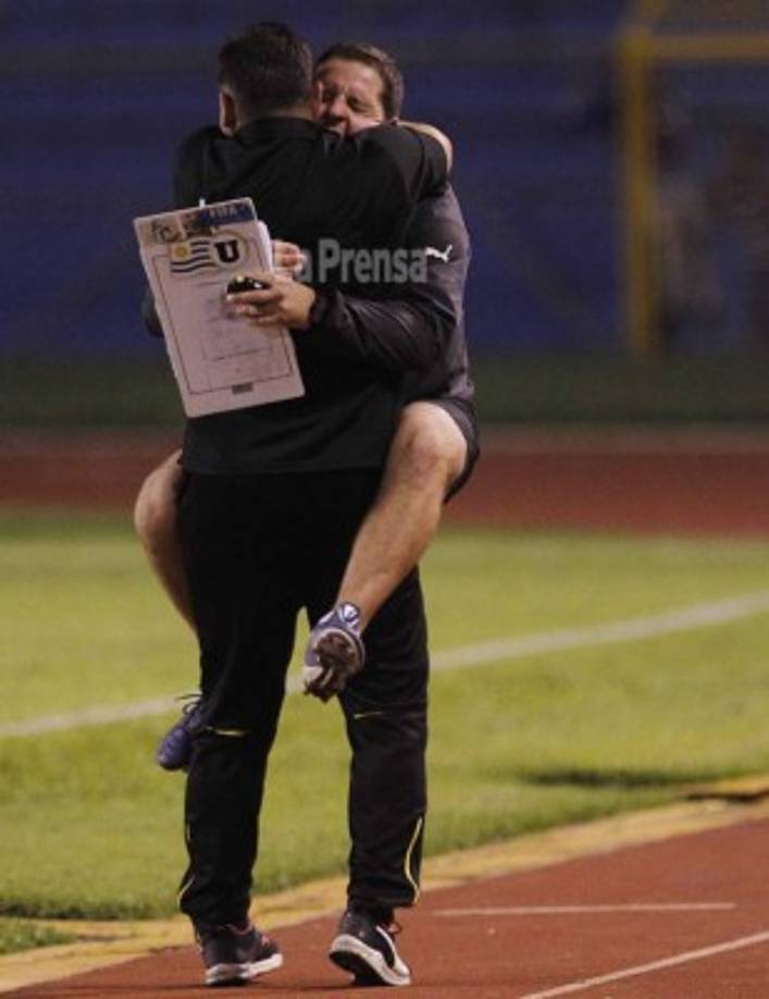 El entrenador y preparador físico del Real España dejaron esta postal en el triunfo ante Motagua.
