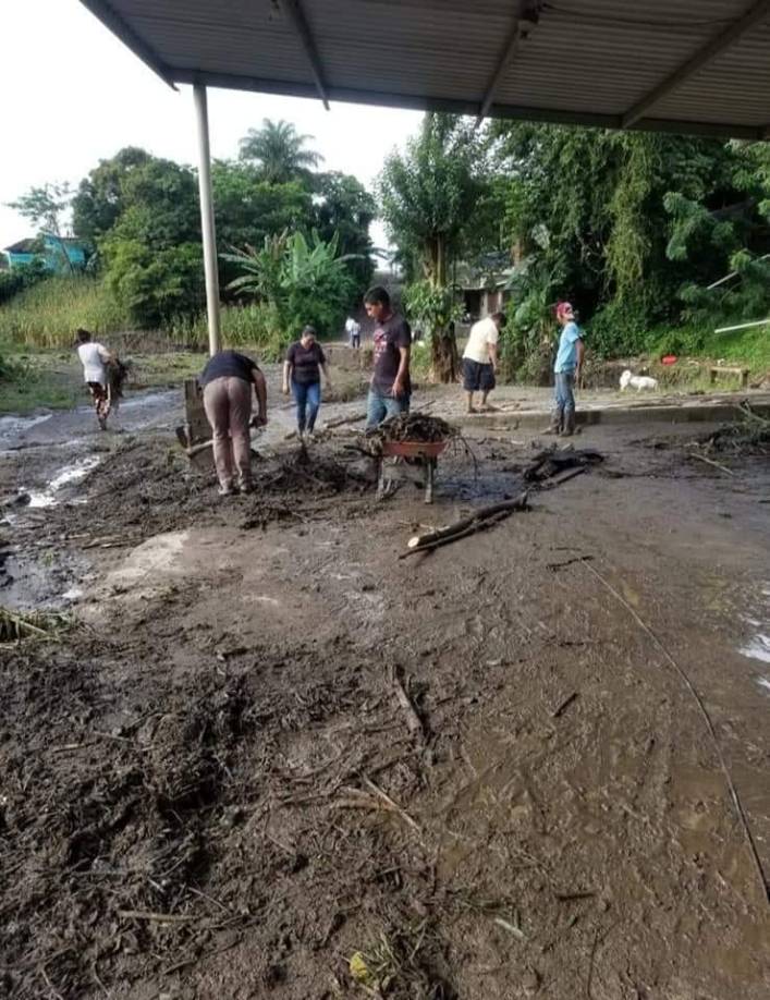 Después de bajar el caudal de ríos y quebradas, las personas realizaron limpiezas.