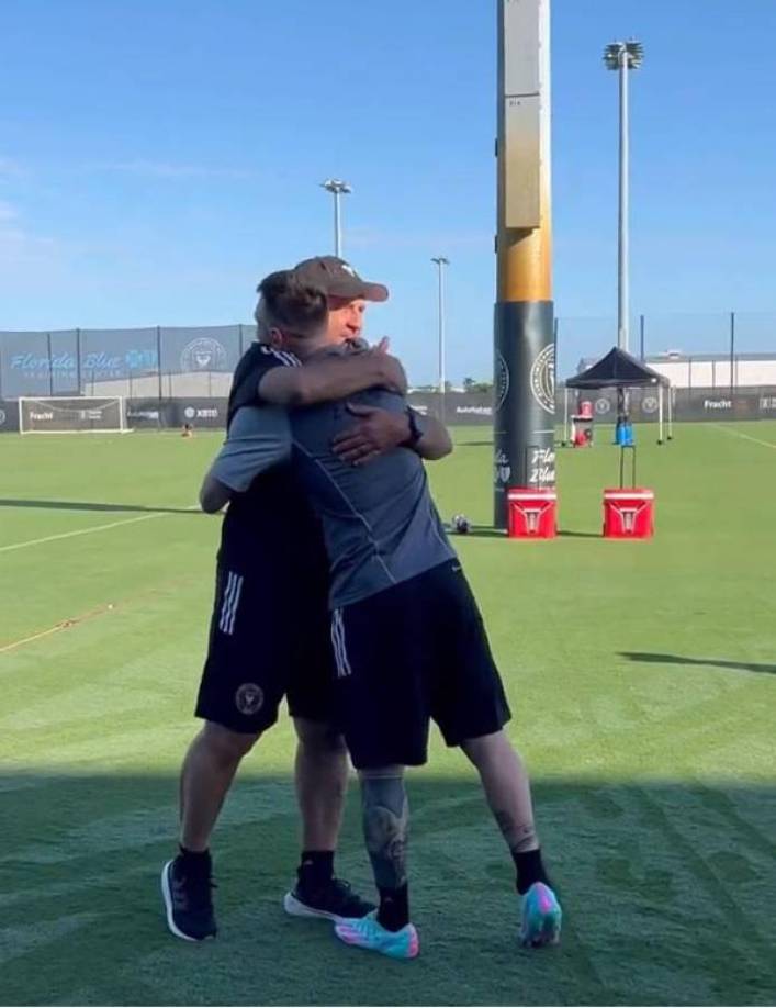 Messi intercambió un sentido abrazo con su entrenador, Gerardo el ‘Tata’ Martino, en el centro deportivo del club.
