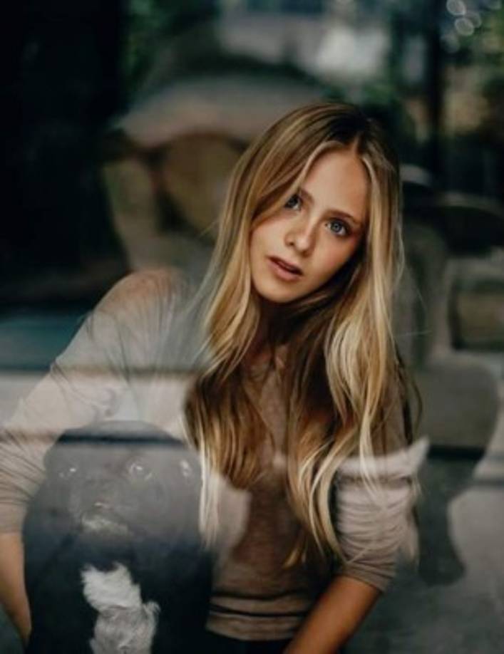 La joven actriz acaba de estrenar la película La Sirenita, basada en el tradicional cuento y dirigida por Hans Christian Andersen y Chris Bouchard.