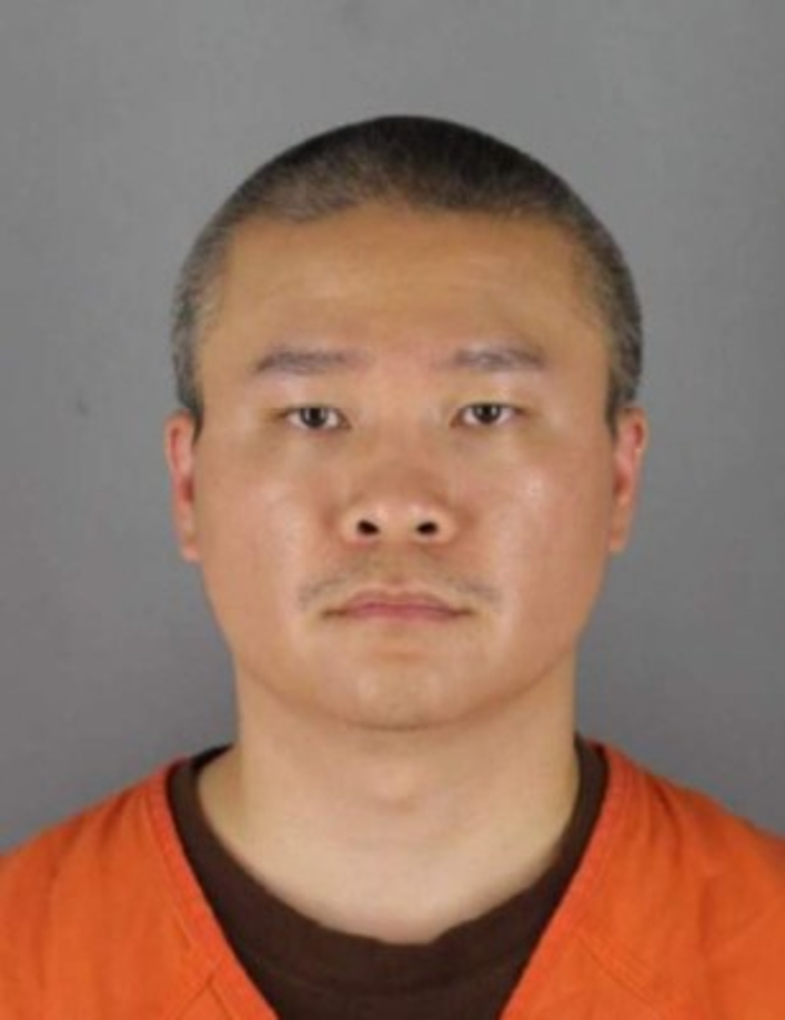 La senadora por Minesota Amy Klobuchar calificó de 'gran paso importante para la Justicia' esta decisión, mientras que el abogado de la familia de Floyd, Benjamin Crump, difundió en la misma red social una reacción de los parientes, que consideraron que, aunque es 'un momento agridulce', estaban 'profundamente' satisfechos por las acciones 'decisivas del fiscal'.