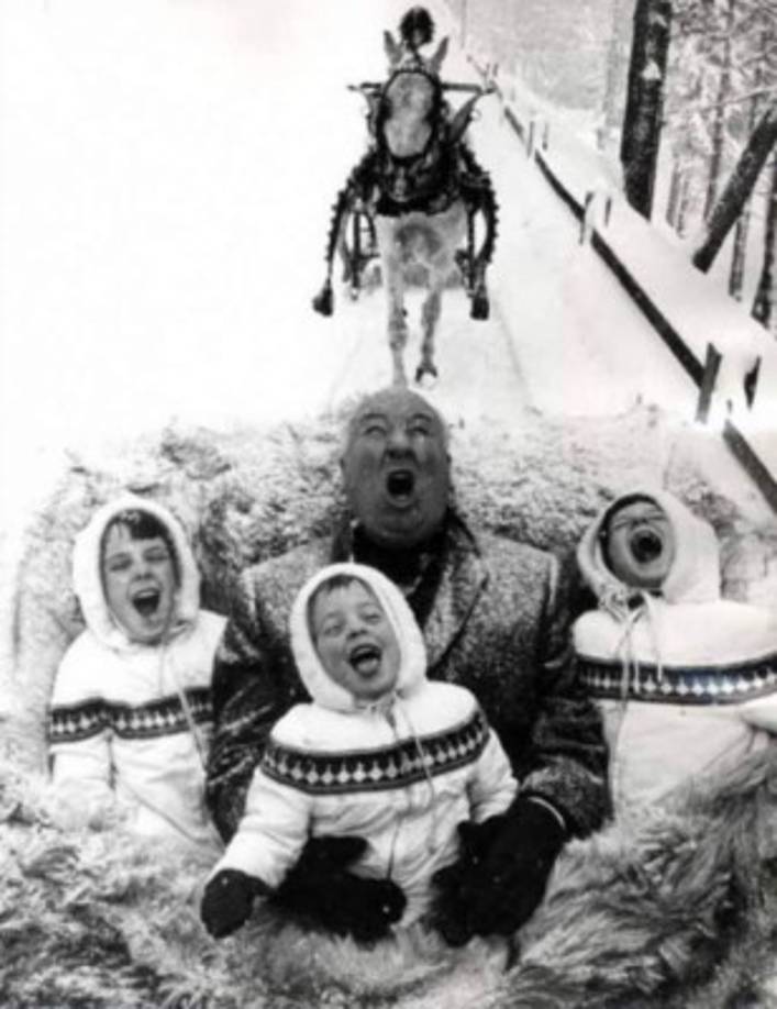 El famoso director de cine Alfred Hitchcock jugando con sus nietos en 1960.