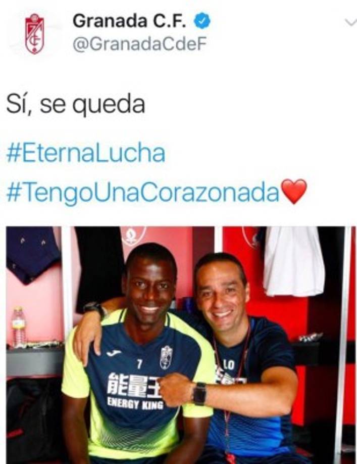 El Granada ha confirmado este viernes que Adrián Ramos se quedará en el club por lo menos hasta diciembre. El equipo nazarí ha subido una foto a su cuenta de Twitter con el jugador acompañado por Oltra al estilo Piqué, con un 'se queda'.