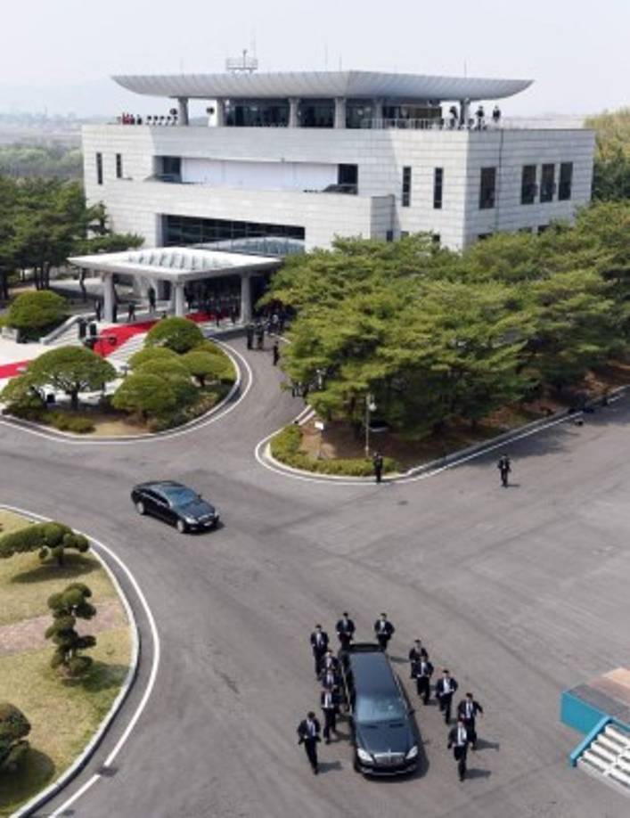 Pese a su nombre, la Zona Desmilitarizada donde se encontraron el viernes Kim y Moon, es uno de los lugares más fortificados del mundo.