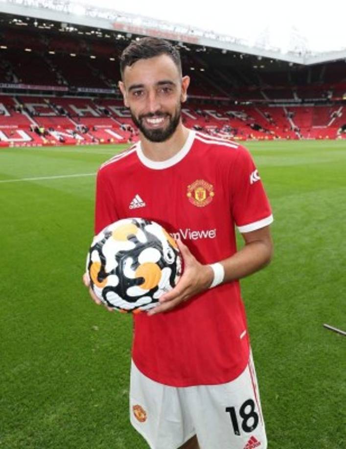 El Manchester United sigue trabajando en ofrecerle un nuevo contrato a Bruno Fernandes. Es la prioridad de los Reds Devils desde julio. El jugador portugués se quiere quedar y las negociaciones están en curso sobre su salario. Por otro lado, también están intentando renovar a Paul Pogba. El club negocia con su agente Mino Raiola.