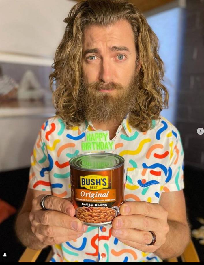 7. Rhett McLaughlin &amp; Link Neal (Rhett &amp; Link) ganan 30 millones de dólares al año pese a que cuenta con 11.8 millones de seguidores. CLaughlin y Link se conocieron en 1984 ahora crean sketches cómicos a unos 5 millones de fanáticos de YouTube.