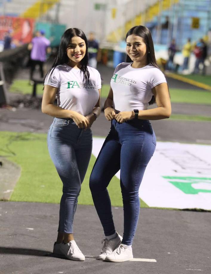 Estas dos guapas edecanes cautivaron en el estadio Nacional Chelato Uclés.