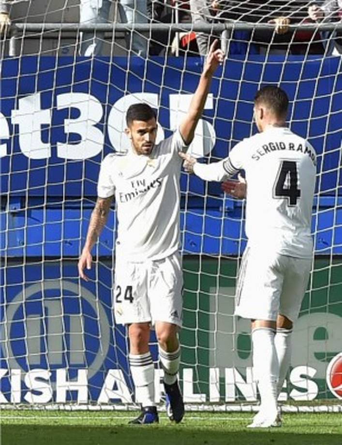 Sergio Ramos le reclamó a Dani Ceballos por el primer gol que encajó el Real Madrid. Y es que Ceballos intentó despejar y estrelló el balón en Escalante, por lo que terminó en el fondo de la portería.