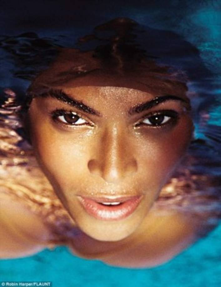 La cantante se muestra sin maquillaje y con mucho filtro.