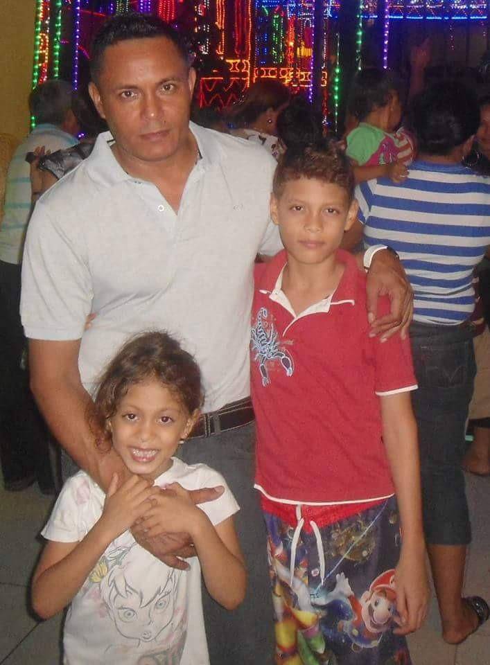 Carlos aparece junto a sus hijos en fotografías que conservan como parte de sus más entrañables recuerdos.