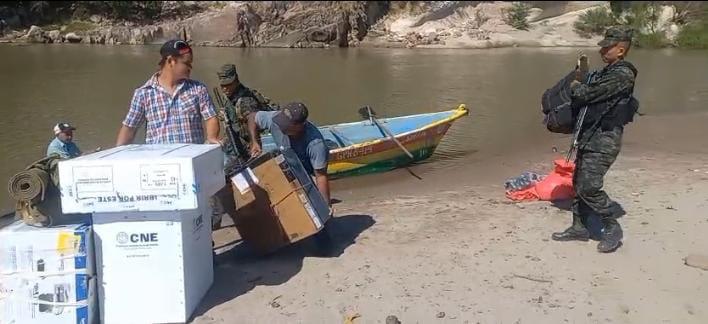 Fotos curiosas de cómo trasladan las maletas electorales a los rincones de Honduras