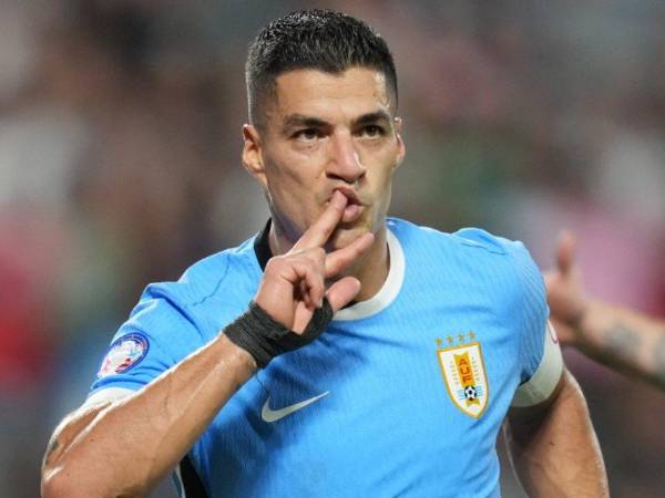 Luis Suárez evitó la derrota de Uruguay en el tiempo reglamentario al marcar en el minuto 92.