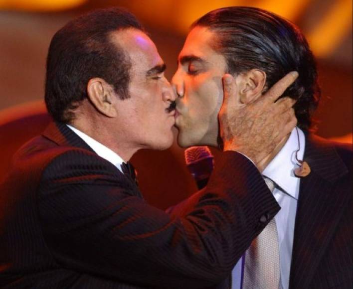 Otra foto que desató la locura en las redes sociales, fue cuando besó a su hijo Alejando Fernández en pleno concierto. Esta imagen recibió miles de comentarios.