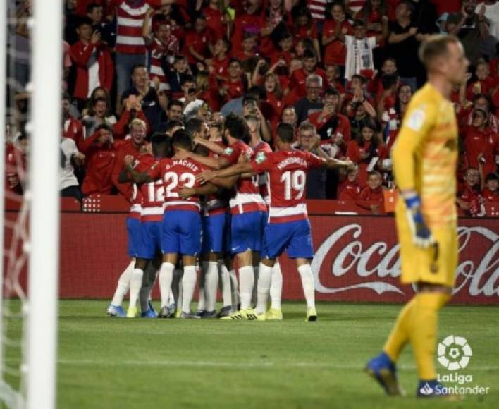 La celebración de los jugadores del Granada tras el primer gol del partido.