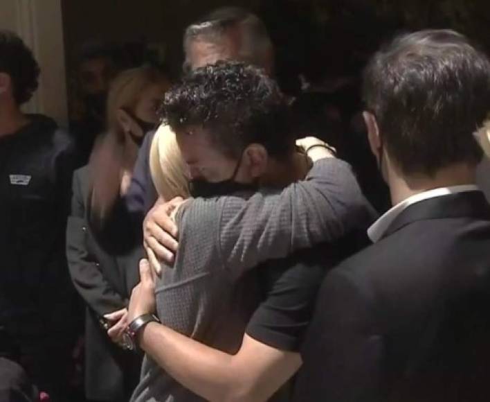 Marcelo Gallardo dando un emotivo abrazo a Claudia Villafañe, ex esposa de Diego Maradona.<br/>