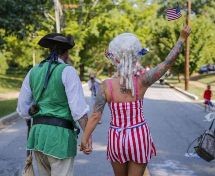 Una pareja disfrazada participó en uno de los desfiles organizados por este 4 de Julio en Washington.