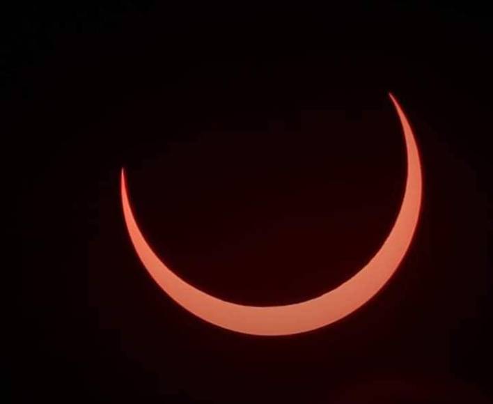 Un eclipse solar anular ocurre cuando la Luna pasa entre el Sol y la Tierra, pero en el momento en que esta se encuentra en su punto más alejado de la Tierra o cerca de este punto. Debido a que la Luna está más lejos de la Tierra, se ve más pequeña que el Sol y no lo cubre por completo. 